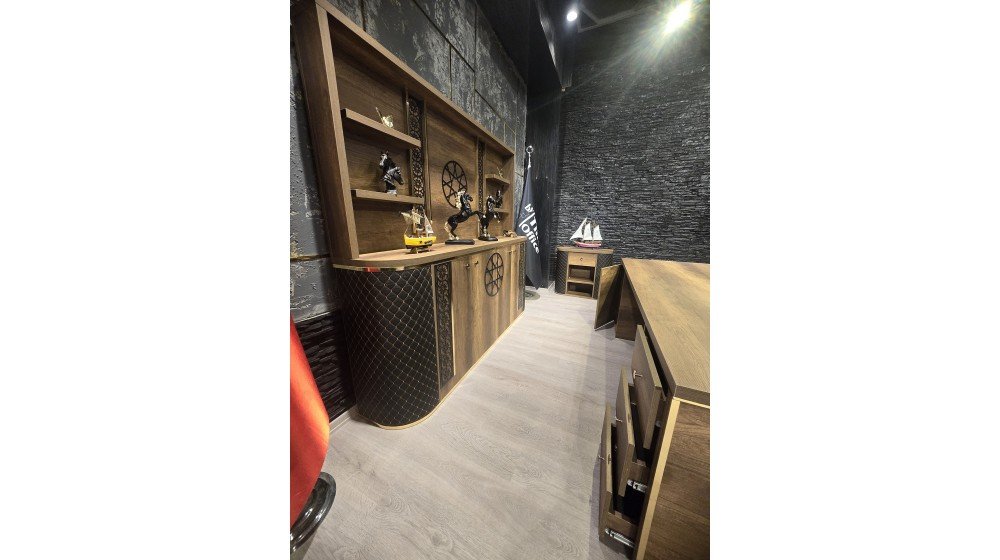 Kale lüks yönetici masa takımı, baklava desenli siyah panelleri, parlak altın rengi lazer kesim metal motifleri ve ceviz rengi tablası ile ofis ortamında C serisi Chester koltuklar ile sergileniyor.